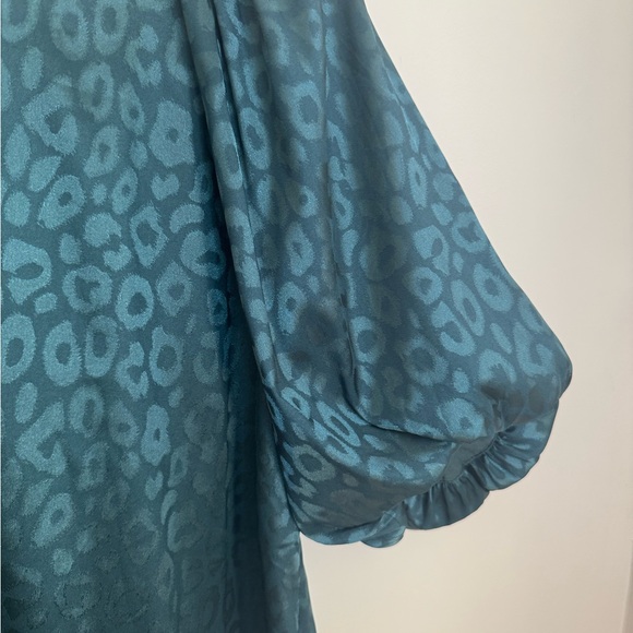Umgee Green Satin Leopard Print Blouse Women’s Size Small Puff Sleeve Holiday - Picture 5 of 8